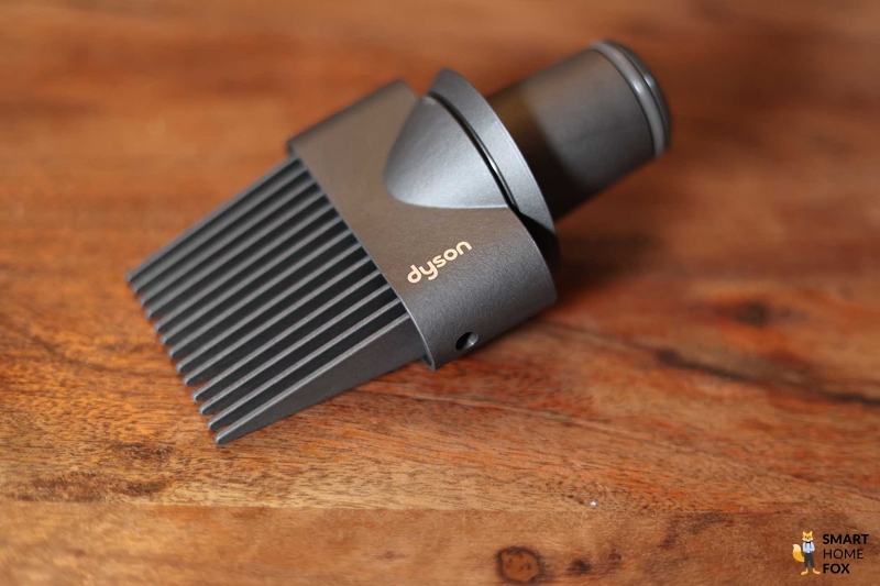 Man sieht den Kammaufsatz des Dyson Supersonic.